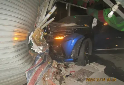 藍寶堅尼「車頭吃柳丁」!過彎衝撞水果店 店家「歪腰」畫面曝光