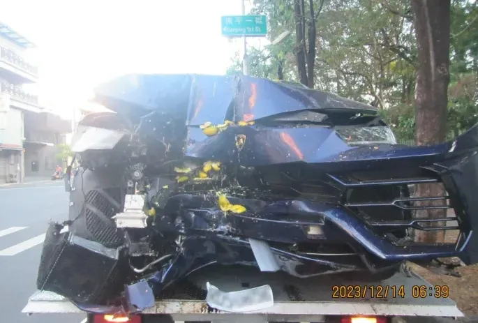 藍寶堅尼過彎衝撞水果店。翻攝《記者爆料網》