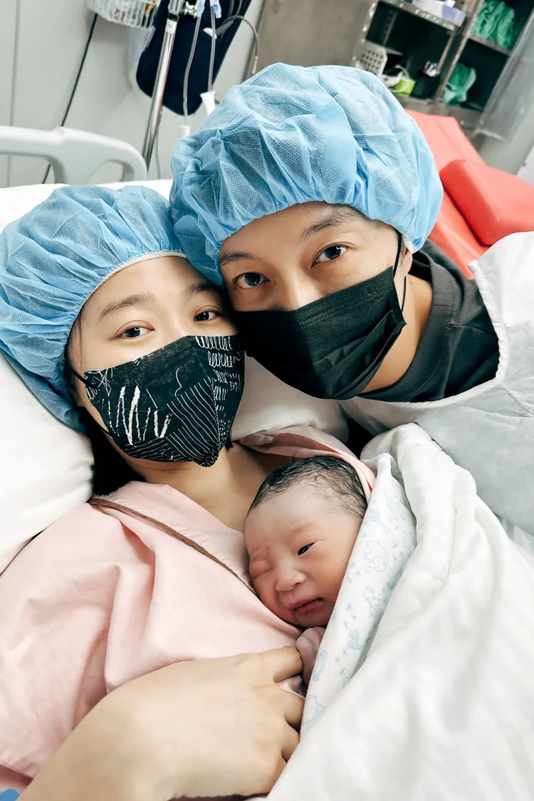 于浩威（右）跟老婆李曼昨晚喜迎兒子小曼于。民視提供