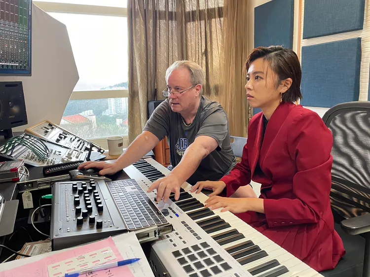 製作人司徒松（左）跟王瞳為霸氣樂團錄製新曲。民視提供