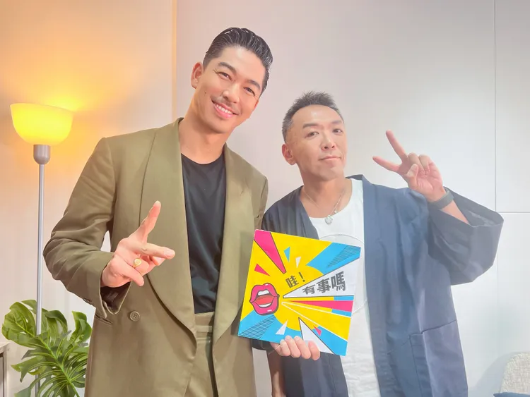 AKIRA（左）跟主持人吳小帽說，在家裡比較常做菜是林志玲。《哇！有事嗎》、寬魚國際提供