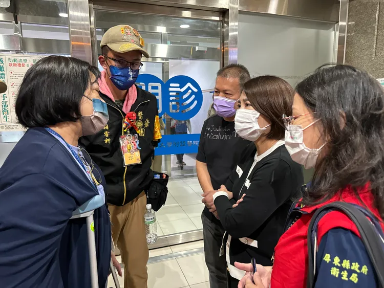 鎮瀾宮媽祖2日南巡東港，傍晚傳出疑似食物中毒，縣長周春米趕抵醫院探視病患。縣府提供