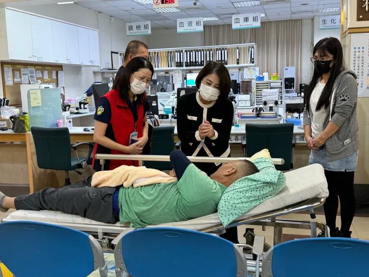 鎮瀾宮媽祖2日南巡東港，傍晚傳出疑似食物中毒，縣長周春米趕抵醫院探視病患。縣府提供