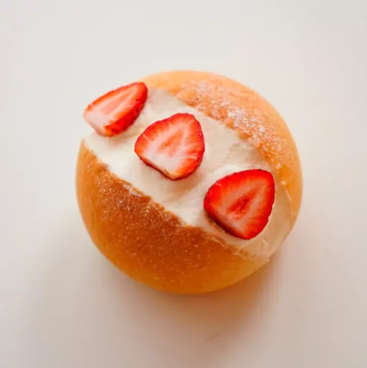 奧瑪烘焙草莓羅馬生乳包原價440元，特價372元。業者提供