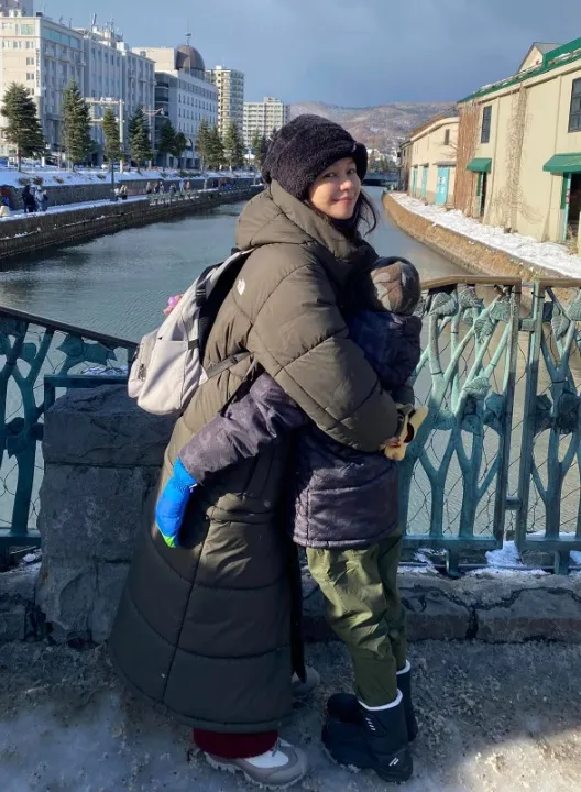 徐若瑄與兒子緊緊擁抱。翻攝徐若瑄臉書