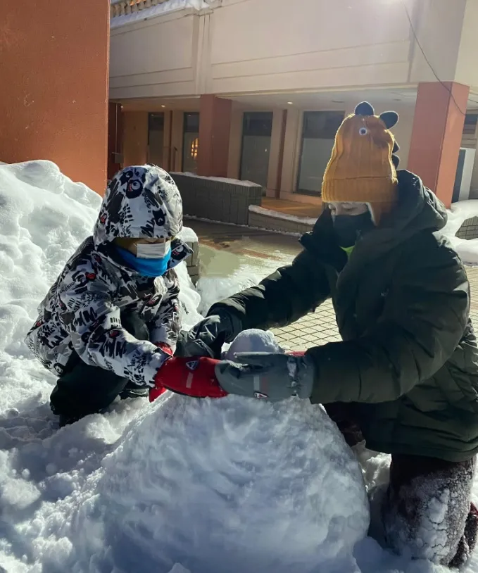 她與兒子一起堆雪人。翻攝徐若瑄臉書