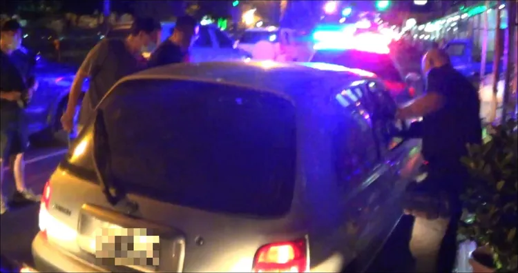 警方將犯嫌車輛包夾並破窗將人拉出。民眾提供