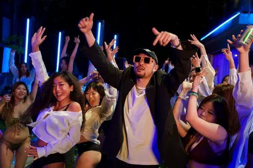 熱狗新曲縱情胡鬧派對 近50名性感舞者火辣熱舞解放壓抑