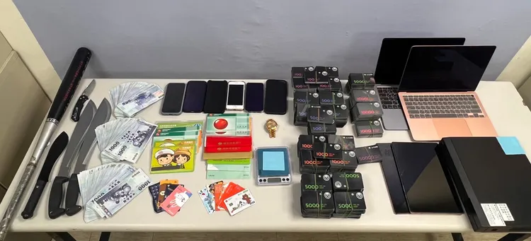 警方查扣相關證物。翻攝畫面