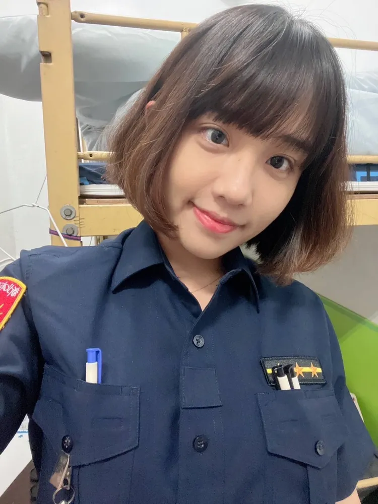 正妹女警林怡辰幫助女童找到回家的路。翻攝畫面