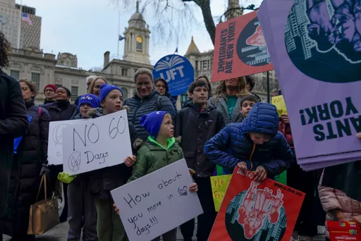 德州包車送移民去紐約 美大選核心議題延燒