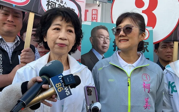 民進黨總統候選人賴清德日前質疑民眾黨籍對手柯文哲既稱買農地是為了開業，那為何不買建地。柯文哲妻子陳佩琪（前左）31日受訪表示，開業不可能選在偏僻地方，農地只是做開心農場、而非蓋醫院。前右為無黨籍新竹市立委參選人柯美蘭。中央社