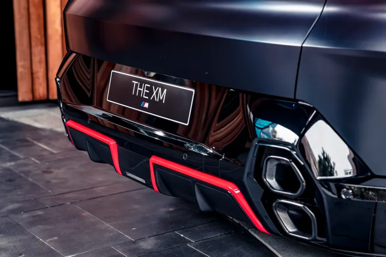 亮眼的鮮紅線條包覆後下擾流飾板，讓BMW XM Label Red Limited Edition充滿熱血情懷。業者提供