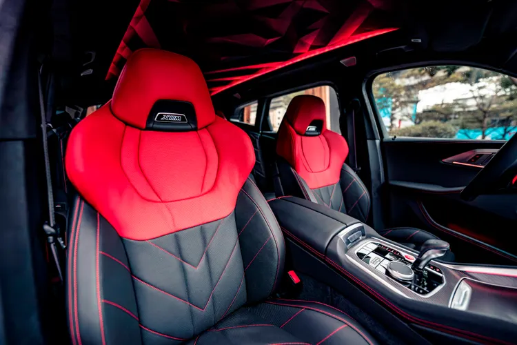 BMW XM Label Red Limited Edition專屬內裝色系，採亮紅色頭枕及紅色縫線元素。業者提供