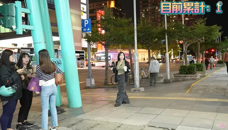 「兇版李毓芬」無罩散步街頭實測，第一套。翻攝YouTube頻道「Mandi香菱」