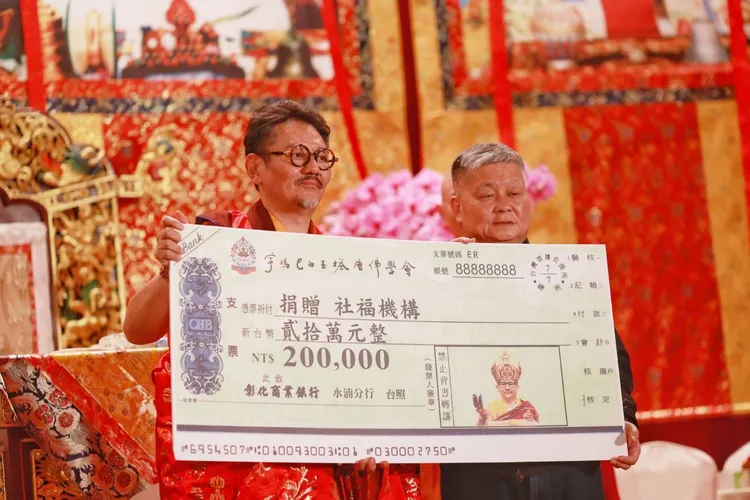 秋竹法王捐助高雄市淨覺社會福利基金會、台灣盲人重建院、幸福基金會等5個社福團體。寧瑪巴白玉塔唐佛學會提供