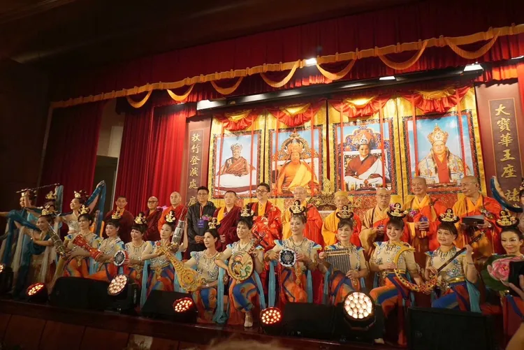 高雄市寧瑪巴白玉塔唐佛學會18日舉行掌教領袖榮任大典。寧瑪巴白玉塔唐佛學會提供