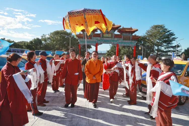 秋竹法王登法座榮任寧瑪巴掌教領袖。寧瑪巴白玉塔唐佛學會提供