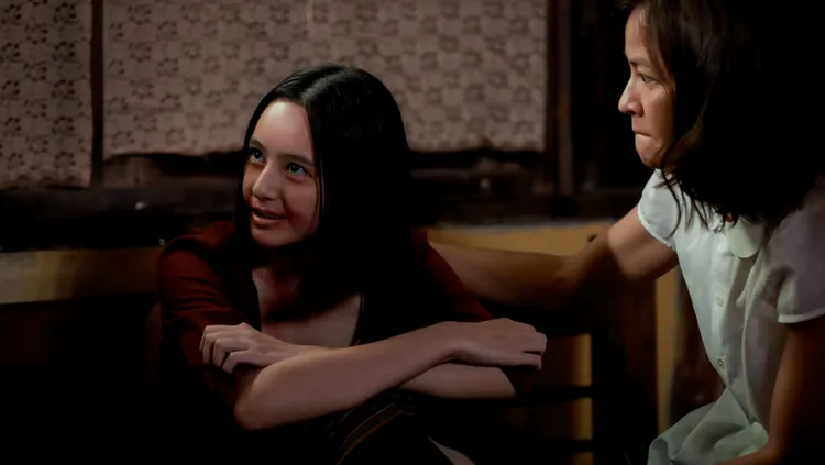 拉塔娃蒂婉通飾演妍恩，遇見詭異黑衣女子後性格大變。威視電影提供