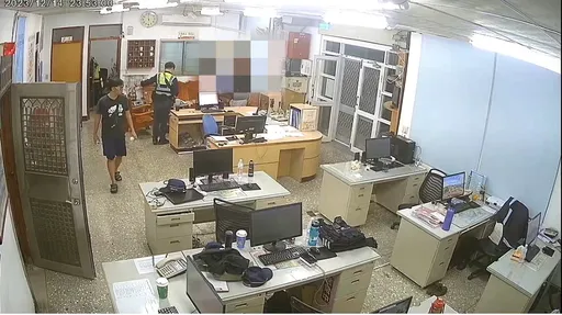 佛心老闆赴派出所關心員工　竟也是通緝犯！勞資傻眼作伙歸案