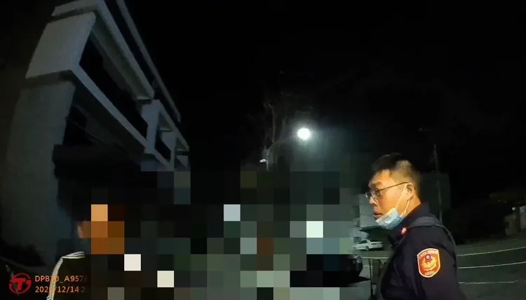 所長朱英宏查出未戴安全帽騎士竟是通緝犯。讀者提供