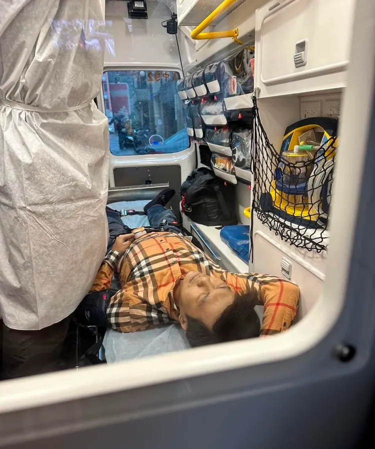 蔡坤龍中毒後，貼出自己搭救護車送醫照片。翻攝蔡坤龍臉書