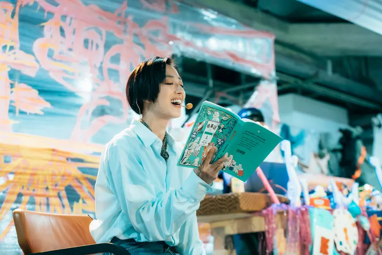 綸鎂美親臨現場講故事。StreetVoice街聲提供