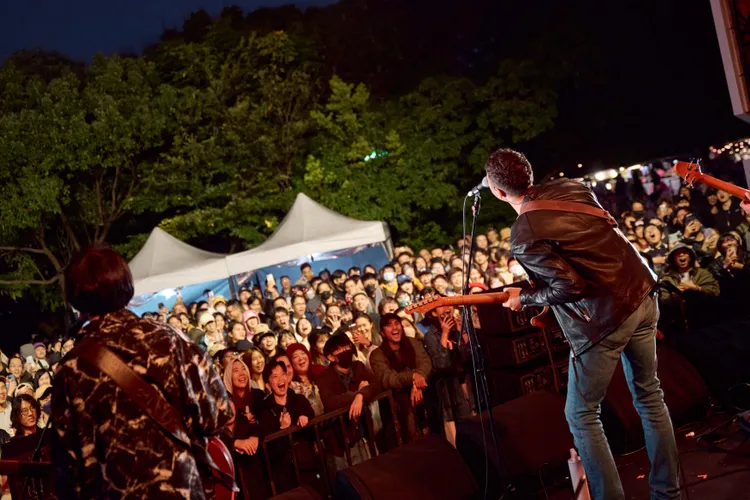 鳳小岳表演時，台下擠滿粉絲搶聽。環球音樂提供