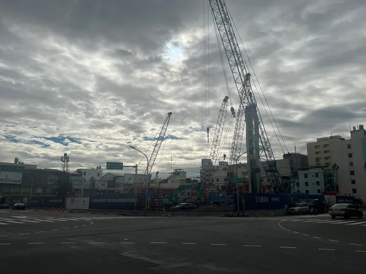 「艾美國際城」目前累計成交已逼近300戶，近期每坪房價從35到42萬元不等。葉家銘攝