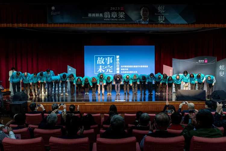 縣府團隊鞠躬感謝縣民支持。縣府提供