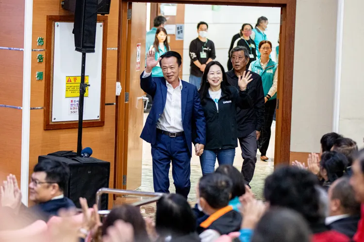 翁章梁與妻子一同進場。縣府提供