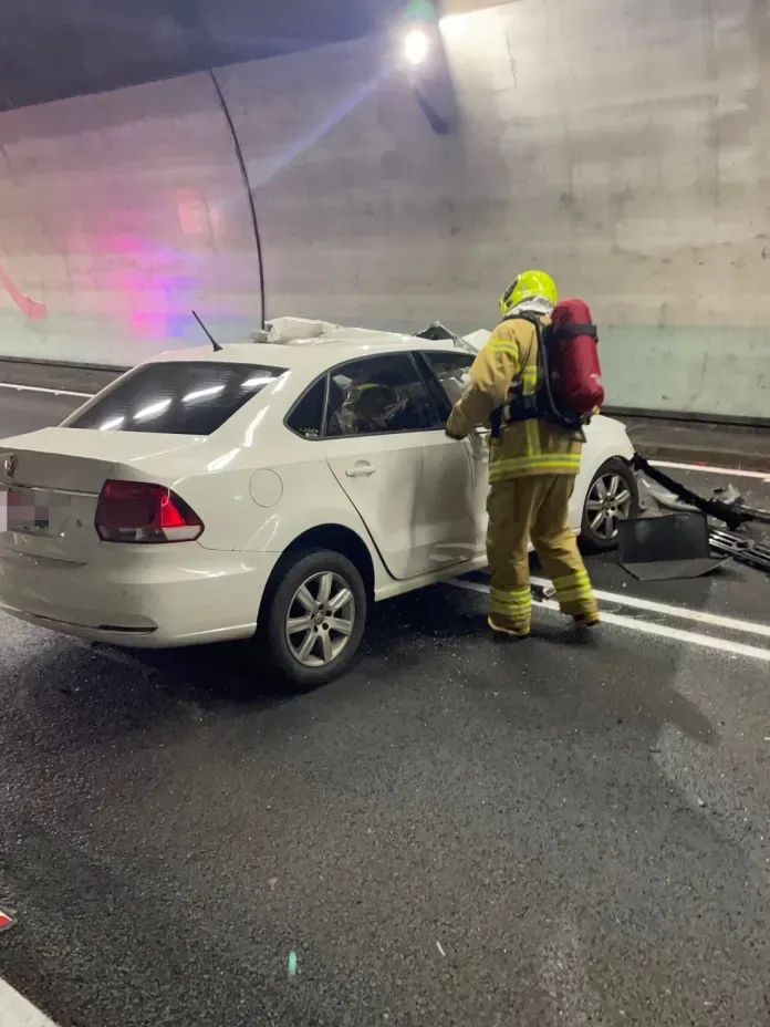 轎車擋住內外車道，一度全線封閉。翻攝自記者爆料網