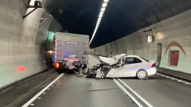 國道五號發生自小客車與貨車相撞事故，造成1人死亡，雪隧因此事故一度全線封閉超過1個半小時。翻攝自記者爆料網