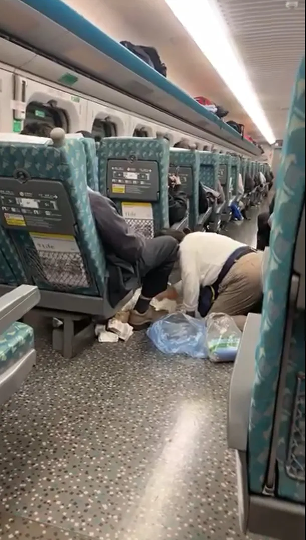 日前一名網友搭高鐵時，直擊一名男子吐了滿地，癱坐在座椅上，清潔阿姨跪在該名男乘客腳邊，幫男子擦拭地上嘔吐物。翻攝《爆料公社(官方粉專專屬)》社團