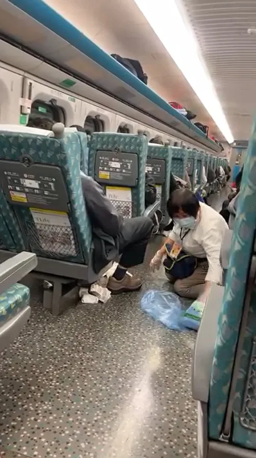 日前一名網友搭高鐵時，直擊一名男子吐了滿地，癱坐在座椅上，清潔阿姨跪在該名男乘客腳邊，幫男子擦拭地上嘔吐物。翻攝《爆料公社(官方粉專專屬)》社團