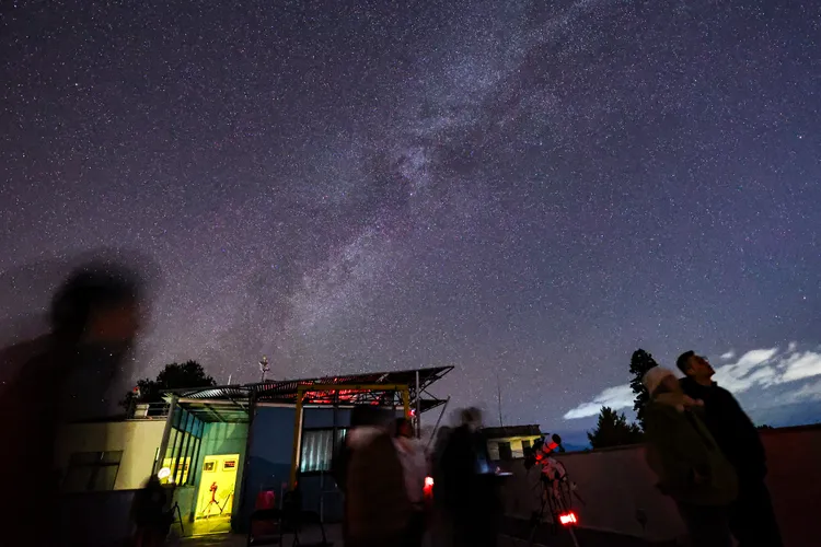 中國雲南麗江市玉龍縣「雙子天文莊園」拍攝到的雙子座流星雨。新華社