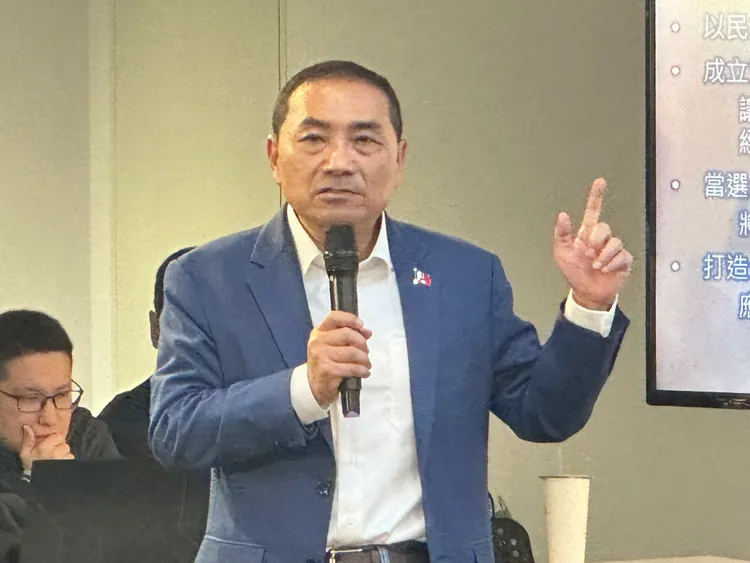 侯友宜臉書接連「出包」，挨轟後調整照片或下架，讓團隊士氣受挫。曾佳俊攝