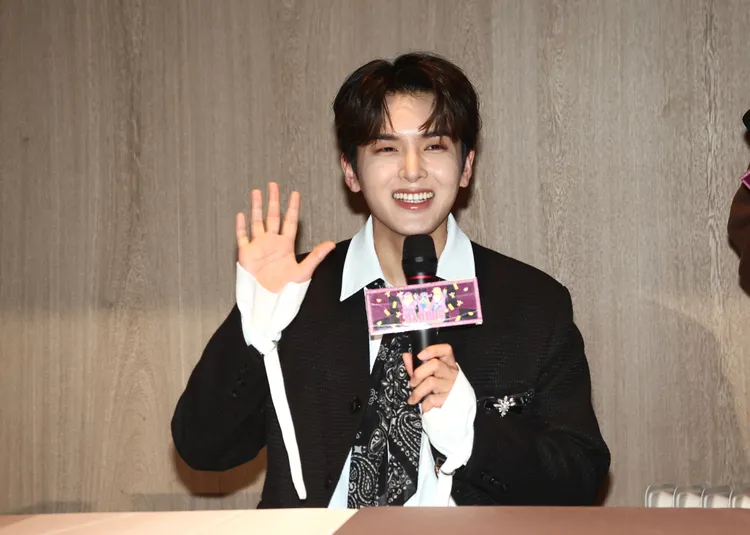 厲旭秀中文「台灣老婆，聖誕快樂」。彭欣偉攝