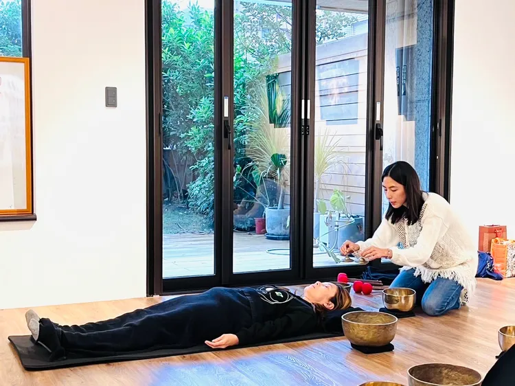 林辰唏頌缽技術實作。唱戲世界娛樂提供