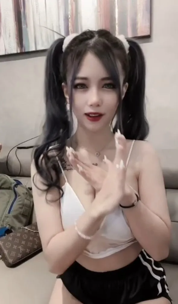 甜美的顏值傲人上圍。抖音@circle666666 提供
