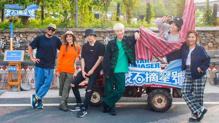 張震嶽（左起）、蘇慧倫、陳零九、賴晏駒、邱鋒澤、米非等擔任評審。滾石唱片提供