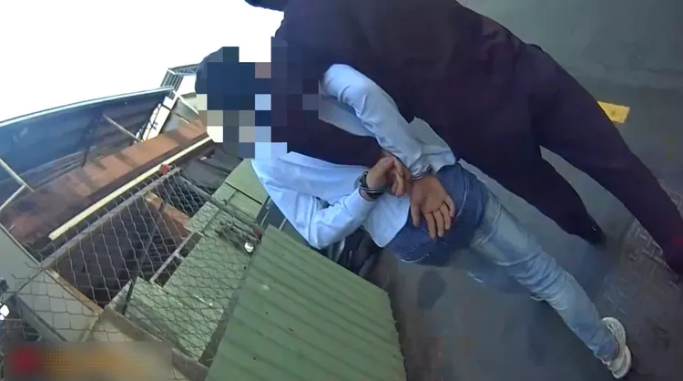 警方逮到詐騙集團成員。翻攝畫面