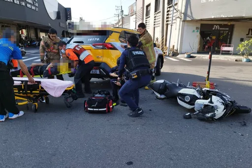 驚悚片｜機車閃小黃急煞「雷殘」　騎士滑撞車底扯落安全帽
