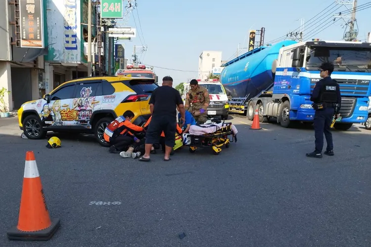 疑因計程車搶快左轉，造成車禍。讀者提供