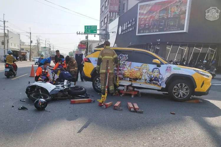 警消架高車身，救出受困騎士。讀者提供