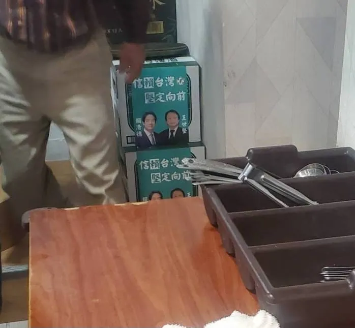 游淑慧指出餐廳牆角堆滿「賴堅綠啤」。翻攝自游淑慧臉書