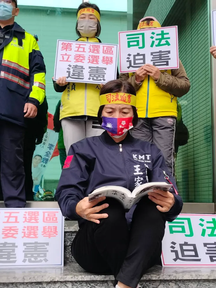 王家貞靜坐抗議，默默看書。國民黨南市黨部提供