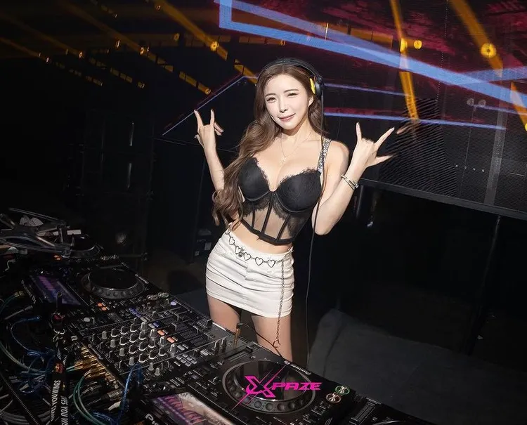 藍星蕾身材性感。Up直播提供