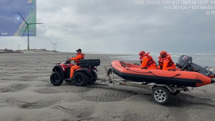 海巡人員將落海溺水的楊男從沙灘運至岸邊。民眾提供