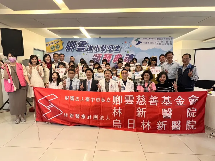 獲得進步獎的學生與師長、基金會人員合影。民眾提供